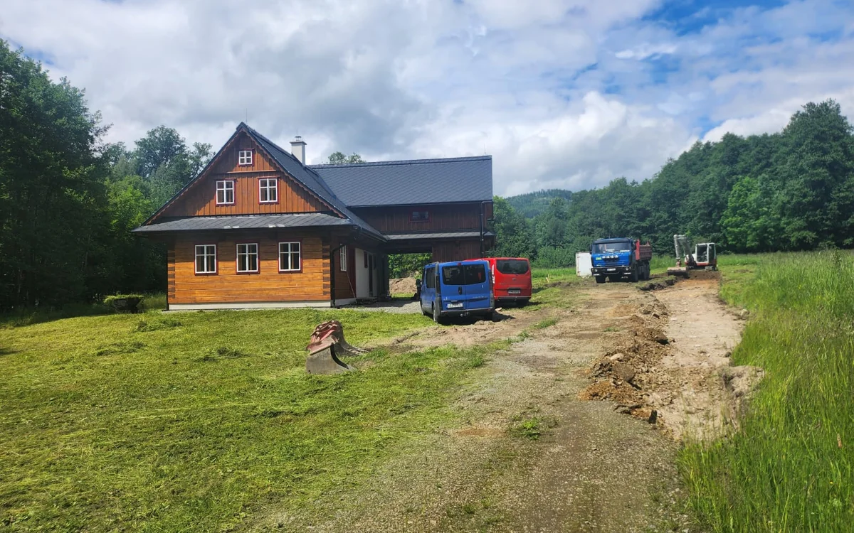 Stavba zpevněné příjezdové cesty u roubenky Sněžník v Malé Moravě